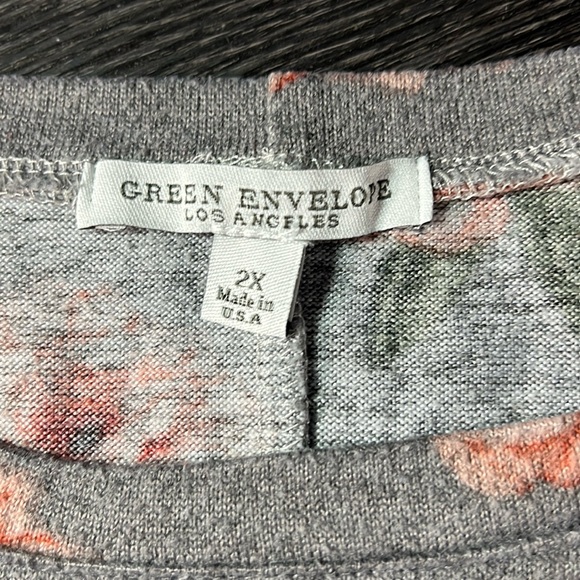 Green Envelope EC beautiful floral print on gray sweater. Size 2X - Picture 2 of 5